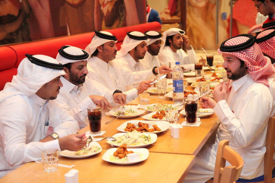 El jeque Abdullah Al-Thani inaugura un restaurante de comida rápida en Doha